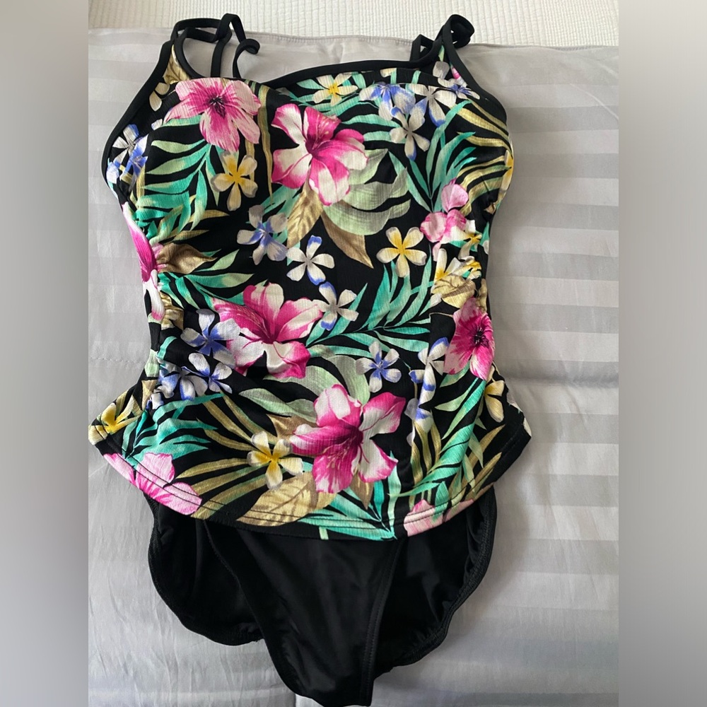 Miraclesuit NWOT size 14